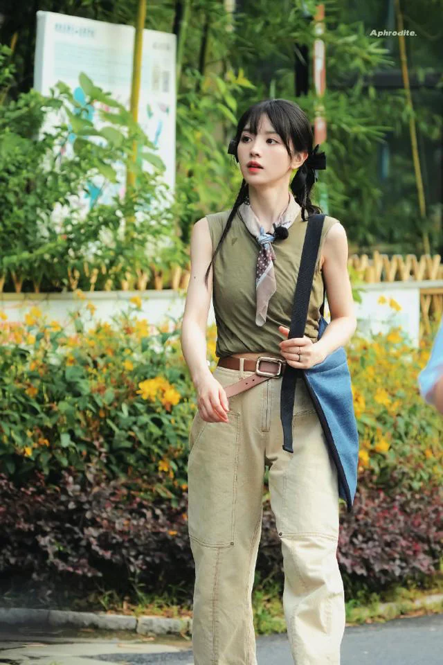 田曦薇与无袖工装风：探讨新潮流的魅力 | 360onetravel.com | 旅游和娱乐出版品