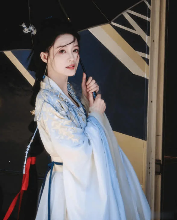 李沁《一笑随歌》生图曝光：她的红衣梦回淳儿 | 360onetravel.com | 旅游和娱乐出版品