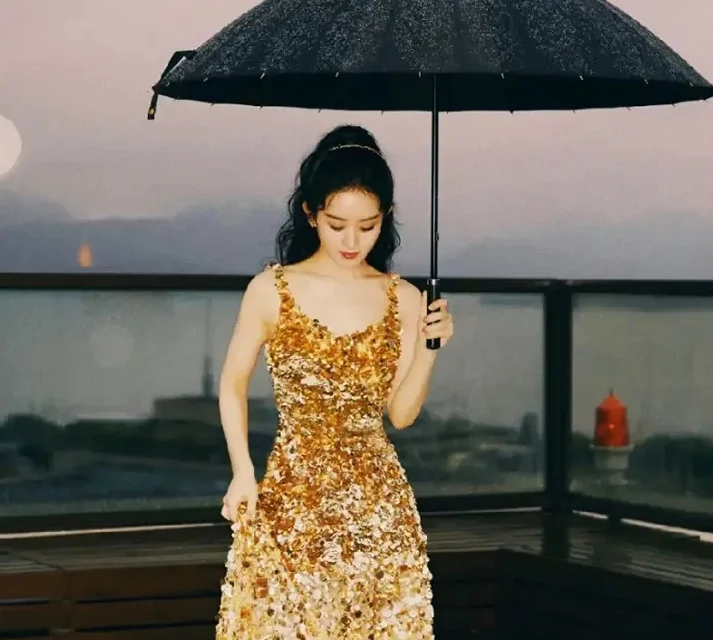 金色亮片裙的璀璨魅力：赵丽颖的优雅瞬间 | 360onetravel.com | 旅游和娱乐出版品
