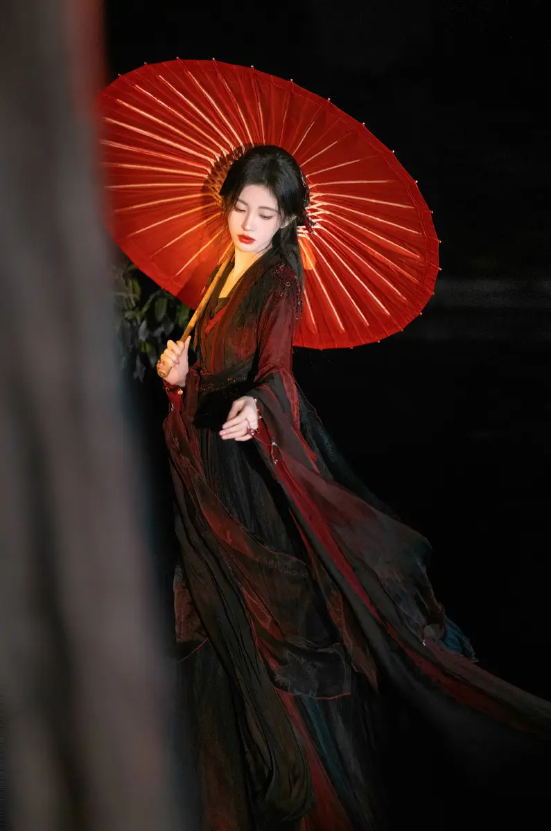长裙飘飘的魅力：透视鞠婧祎的优雅风格 | 360onetravel.com | 旅游和娱乐出版品