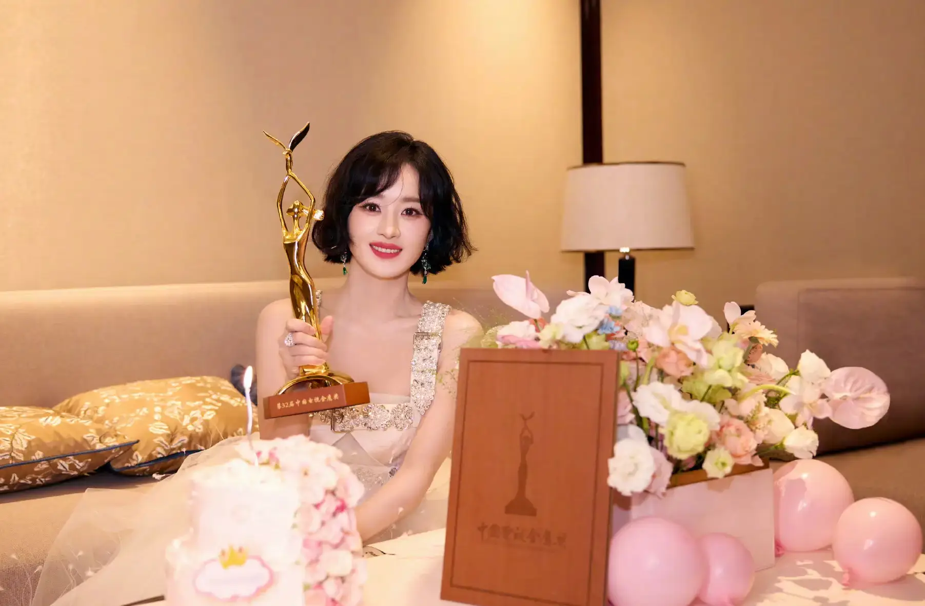 赵丽颖庆祝二封金鹰视后，感恩支持与期待未来 | 360onetravel.com | 旅游和娱乐出版品