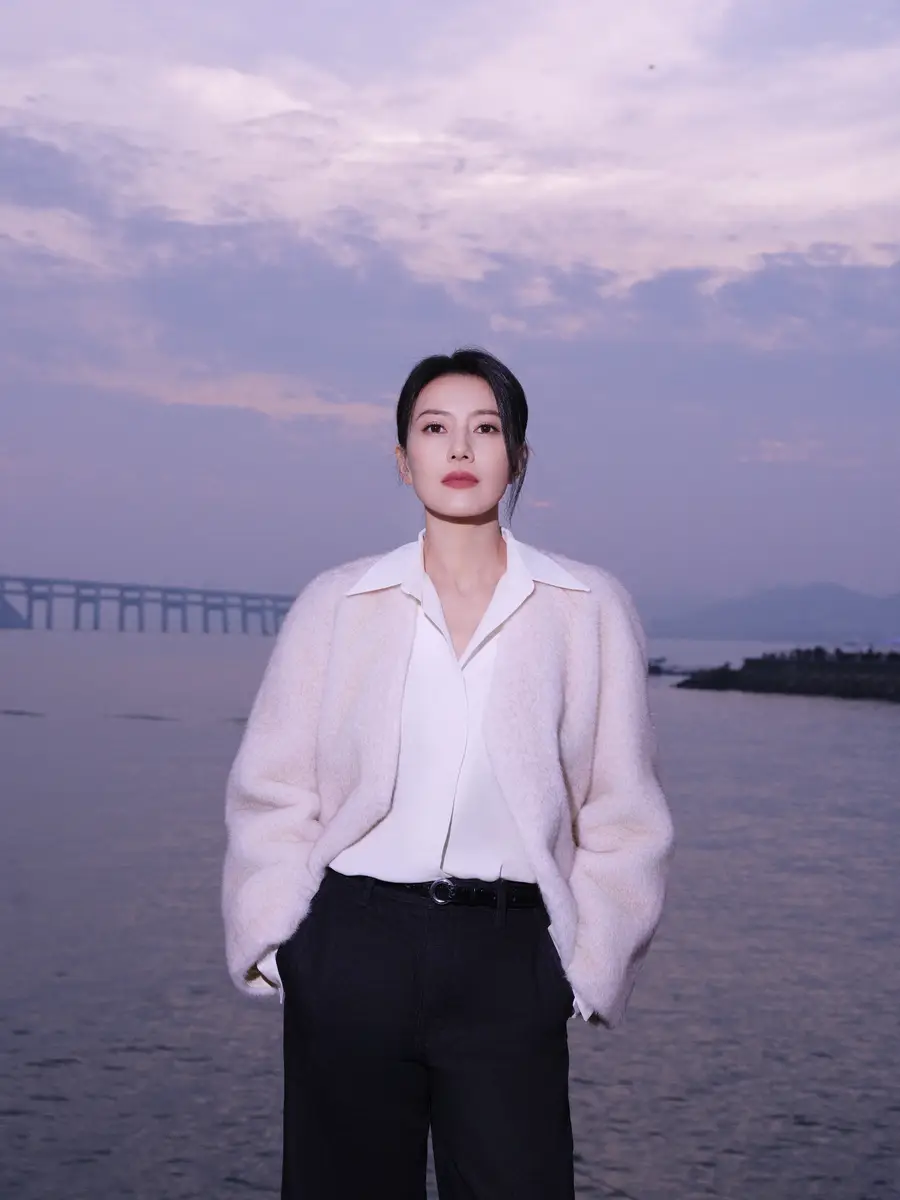 高圆圆的冬季时尚：大连海岸的羊绒外套魅力 | 360onetravel.com | 旅游和娱乐出版品