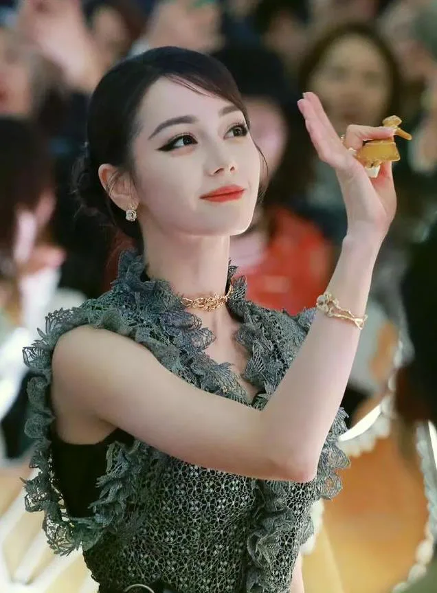 迪丽热巴的优雅与气质：细节尽显魅力 | 360onetravel.com | 旅游和娱乐出版品