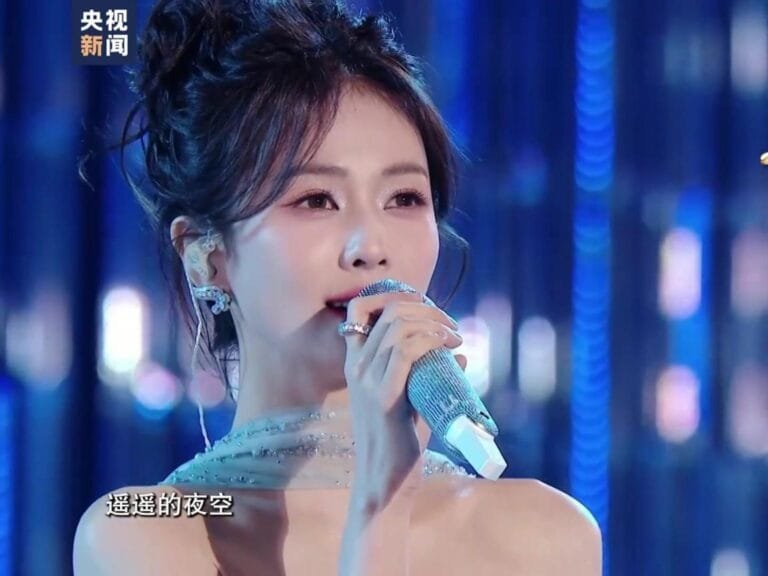 2025扬帆远航大湾区新年音乐会: 白鹿与吕方共同演绎了经典歌曲《弯弯的月亮》