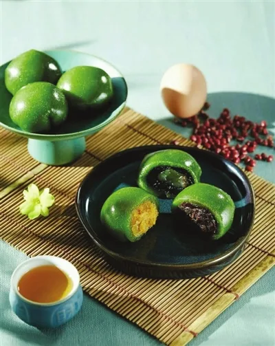 探寻传统美食：青团与艾米果的制作与风味 | 360onetravel.com | 旅游和娱乐出版品