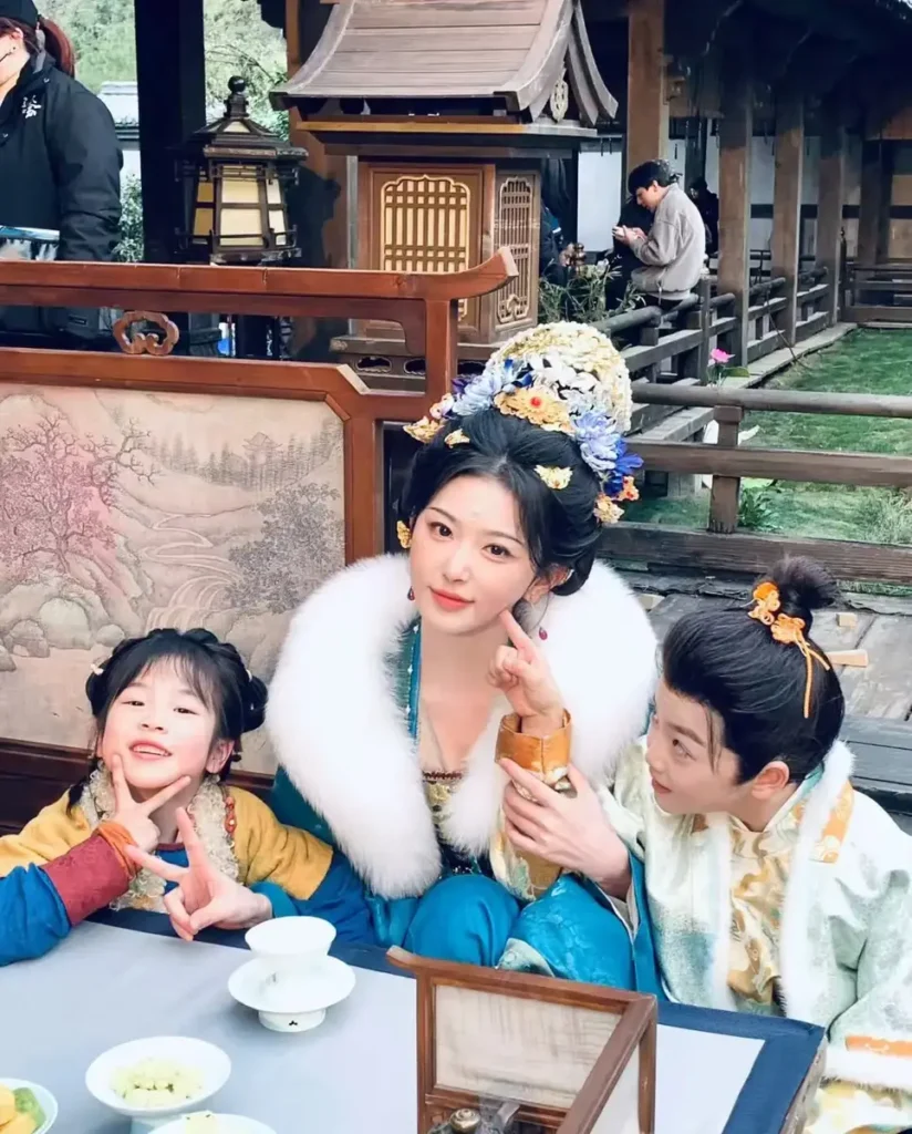孔雪儿新剧杀青plog：优雅的白披风与大红内衬 | 360onetravel.com | 旅游和娱乐出版品