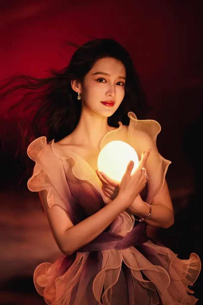 李沁的优雅风采：花瓣裙与光球的完美搭配 | 360onetravel.com | 旅游和娱乐出版品