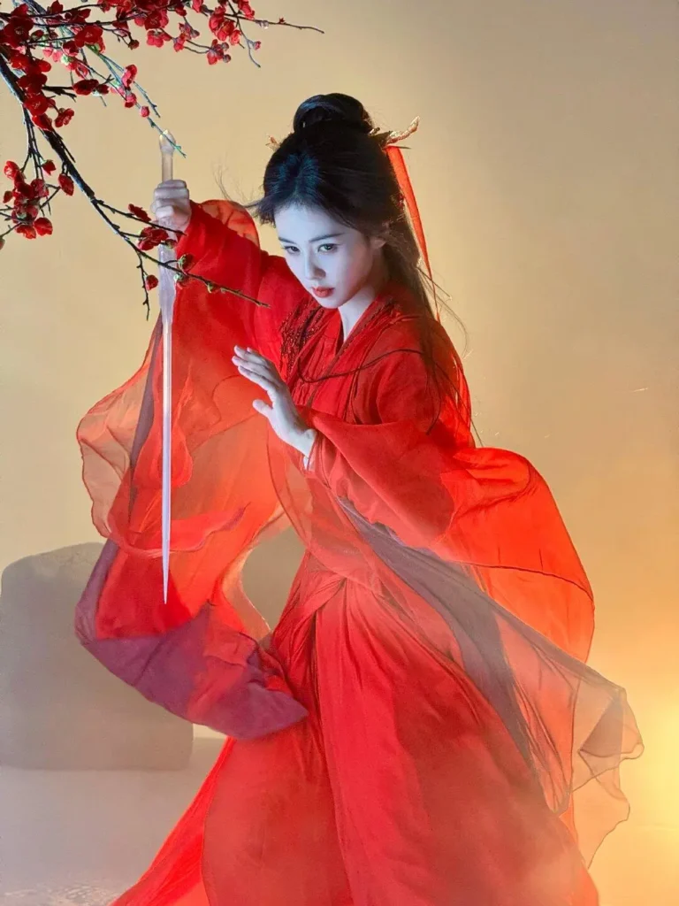 红衣汉服与白鹿的独特韵味 | 360onetravel.com | 旅游和娱乐出版品