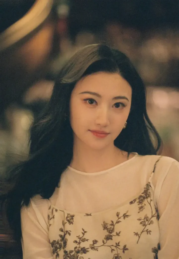 景甜温婉小碎花裙：一瞥俏丽动人的瞬间 | 360onetravel.com | 旅游和娱乐出版品