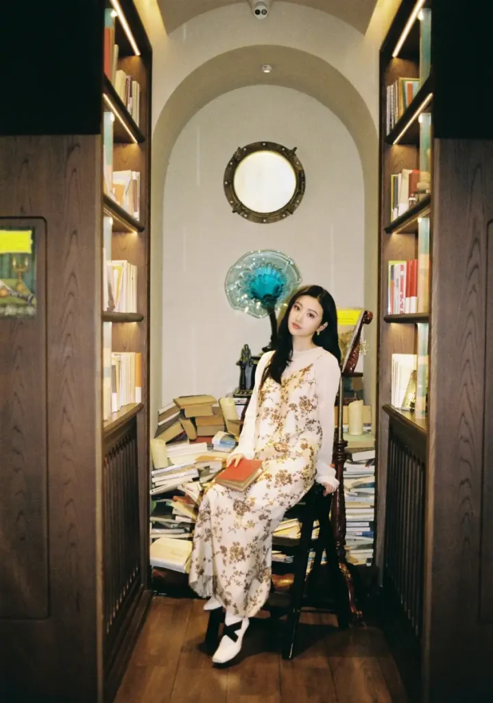 景甜温婉小碎花裙：一瞥俏丽动人的瞬间 | 360onetravel.com | 旅游和娱乐出版品