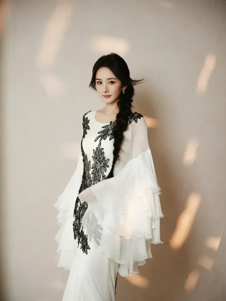 a3 | 360onetravel.com | 旅游和娱乐出版品 杨幂中式刺绣礼服造型解析 | 360onetravel.com | 旅游和娱乐出版品