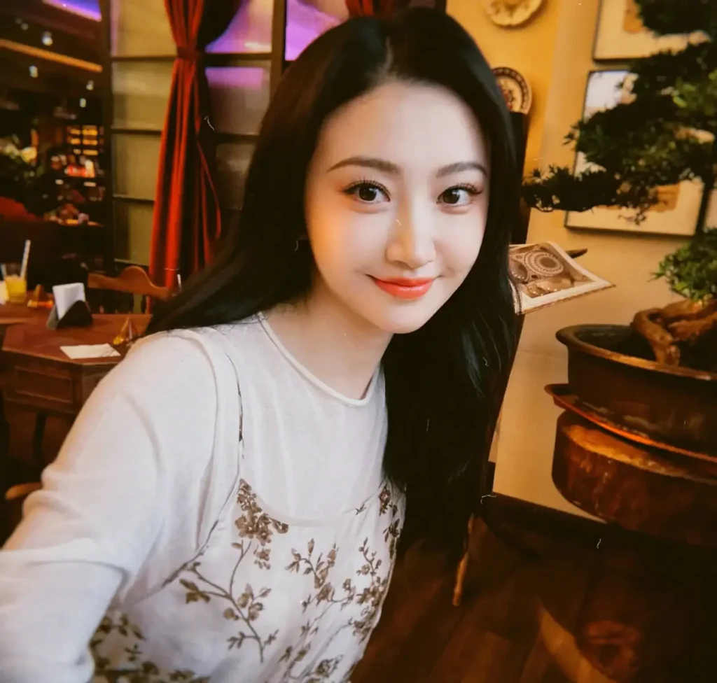 景甜温婉小碎花裙：一瞥俏丽动人的瞬间 | 360onetravel.com | 旅游和娱乐出版品
