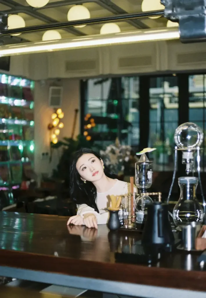 景甜温婉小碎花裙：一瞥俏丽动人的瞬间 | 360onetravel.com | 旅游和娱乐出版品
