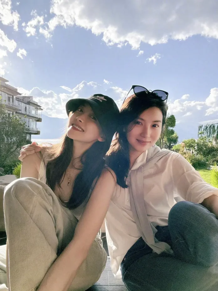 宋茜与陈好:轻松旅行的亲密瞬间