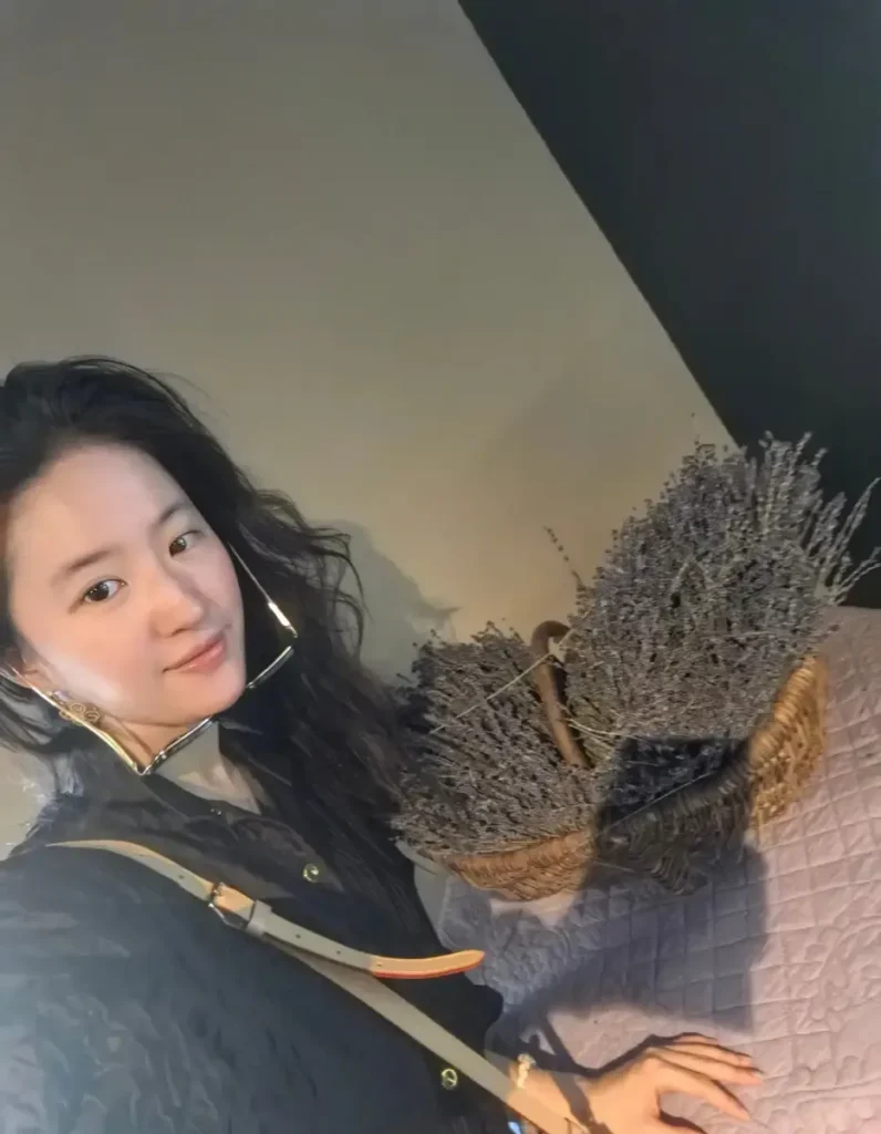 刘亦菲的旅游随记：蓝色碎花裙下的清新明媚 | 360onetravel.com | 旅游和娱乐出版品
