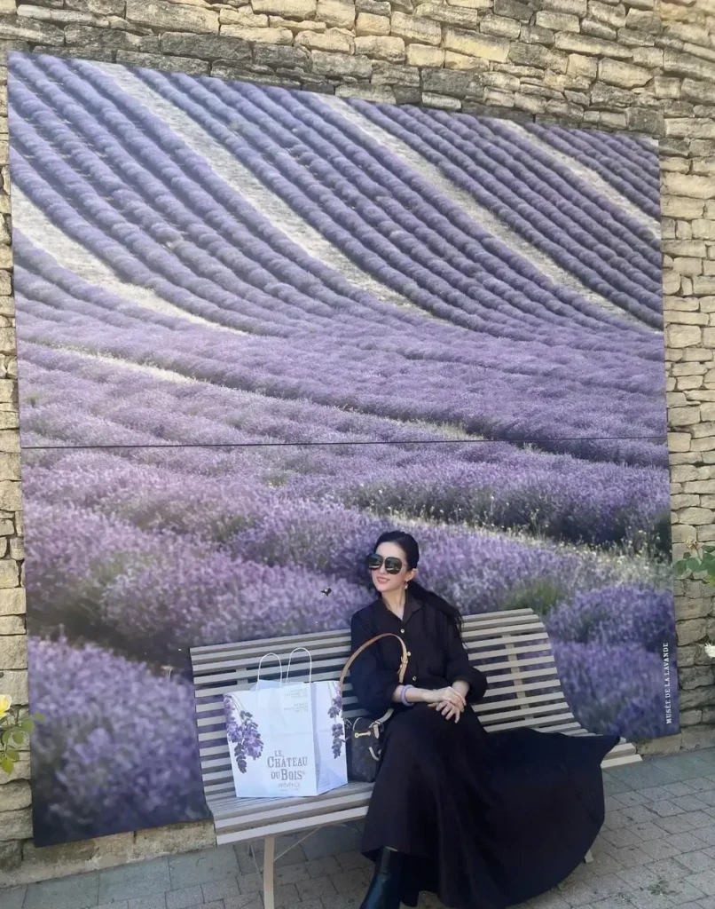 刘亦菲的旅游随记：蓝色碎花裙下的清新明媚 | 360onetravel.com | 旅游和娱乐出版品