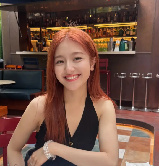 Screenshot_3 | 360onetravel.com | 旅游和娱乐出版品 李兰迪的魅力:黑色挂脖吊带与红发造型的完美结合 | 360onetravel.com | 旅游和娱乐出版品