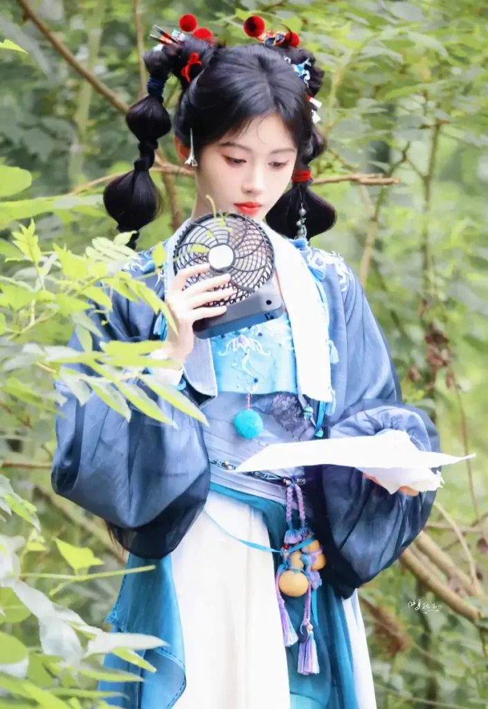 a2 | 360onetravel.com | 旅游和娱乐出版品 鞠婧祎新片场照曝光,双马尾造型尽显古灵精怪 | 360onetravel.com | 旅游和娱乐出版品