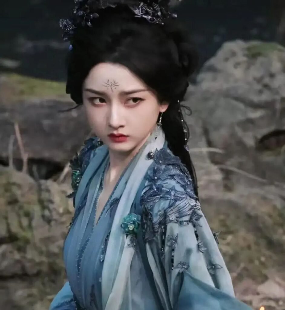 宋祖儿的蓝色古风裙：仙气十足的魅力演绎 | 360onetravel.com | 旅游和娱乐出版品
