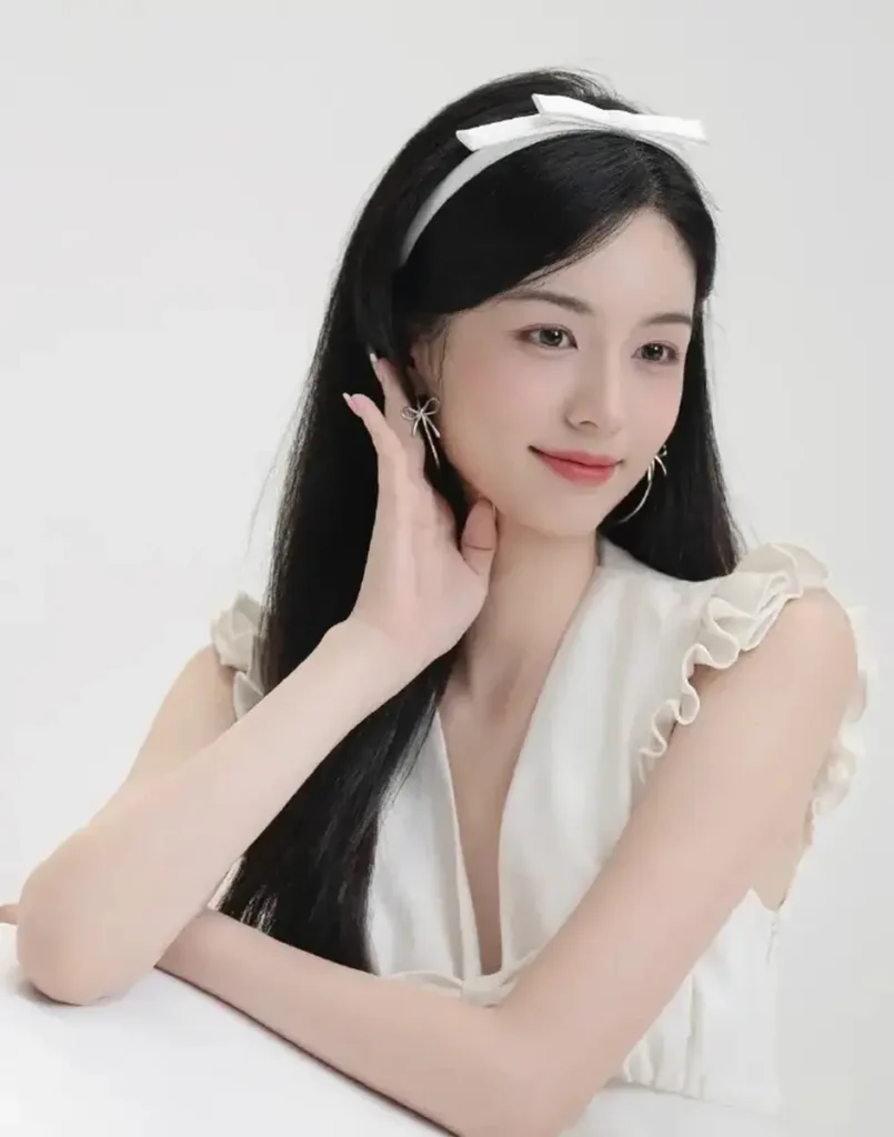 xsz | 360onetravel.com | 旅游和娱乐出版品 周也的魅力:蝴蝶结发饰与浪漫气息 | 360onetravel.com | 旅游和娱乐出版品