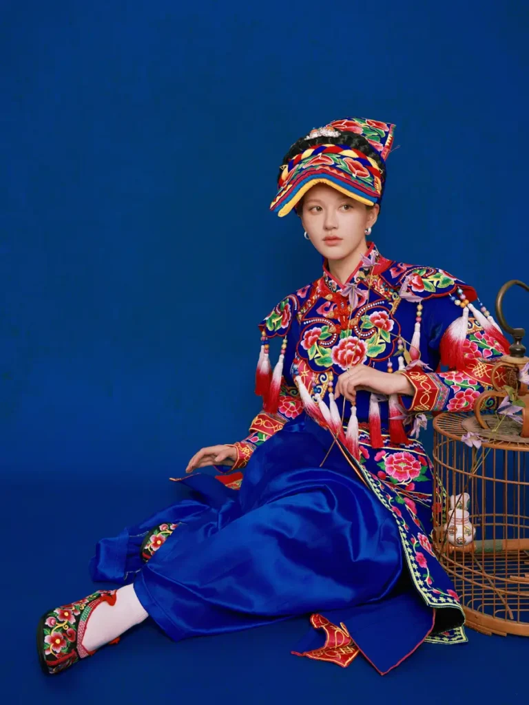 赵露思的羌族服饰：复古时尚的新风尚 | 360onetravel.com | 旅游和娱乐出版品