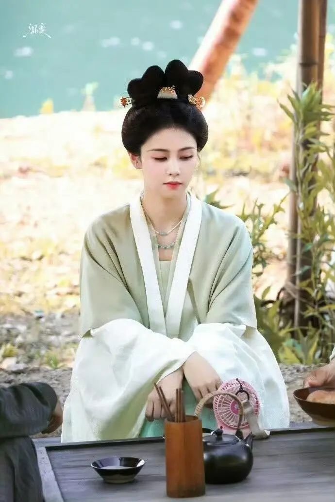 白鹿《莫离》妆造引发粉丝不满，对比过往造型差距明显？ | 360onetravel.com | 旅游和娱乐出版品