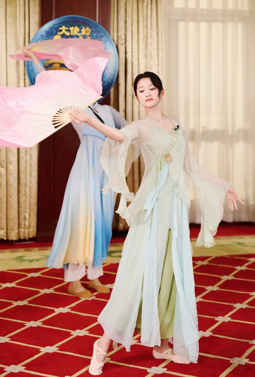 关晓彤演绎古典扇子舞，身段婀娜展东方美学，画面唯美如画 | 360onetravel.com | 旅游和娱乐出版品
