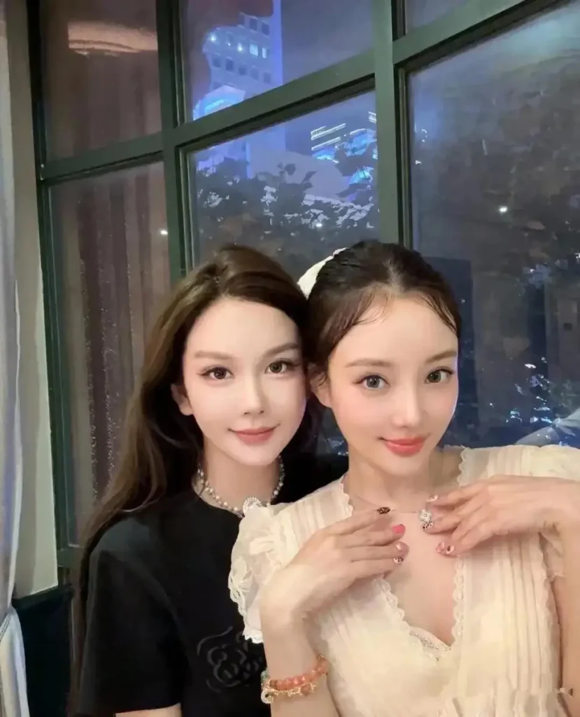 李小璐跟闺蜜聚会生活滋润 姐妹贴贴气氛温馨 | 360onetravel.com | 旅游和娱乐出版品