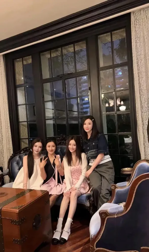 李小璐跟闺蜜聚会生活滋润 姐妹贴贴气氛温馨 | 360onetravel.com | 旅游和娱乐出版品