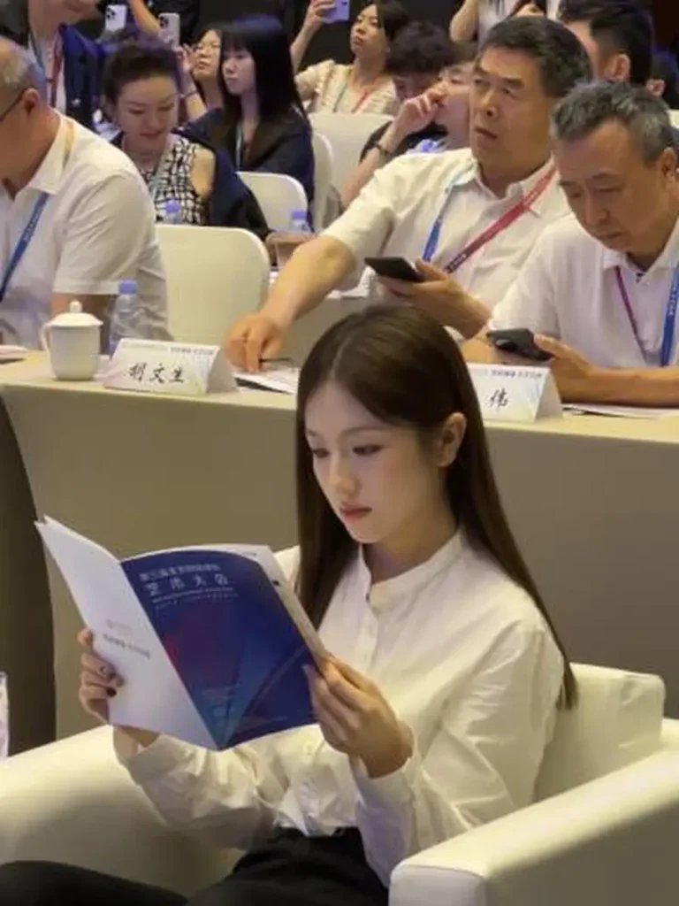 李兰迪的高智感穿搭：白衬衫与黑裤子的完美组合 | 360onetravel.com | 旅游和娱乐出版品