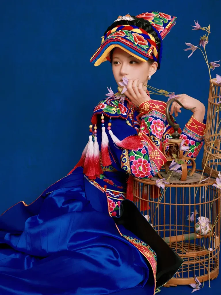 赵露思的羌族服饰：复古时尚的新风尚 | 360onetravel.com | 旅游和娱乐出版品