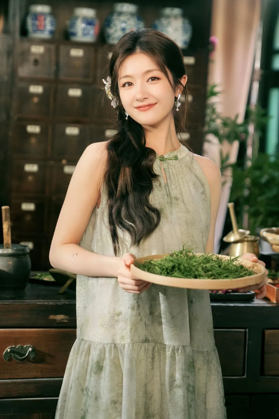 李兰迪浅绿印花无袖裙上线：温婉夏意，笑容明媚 | 360onetravel.com | 旅游和娱乐出版品