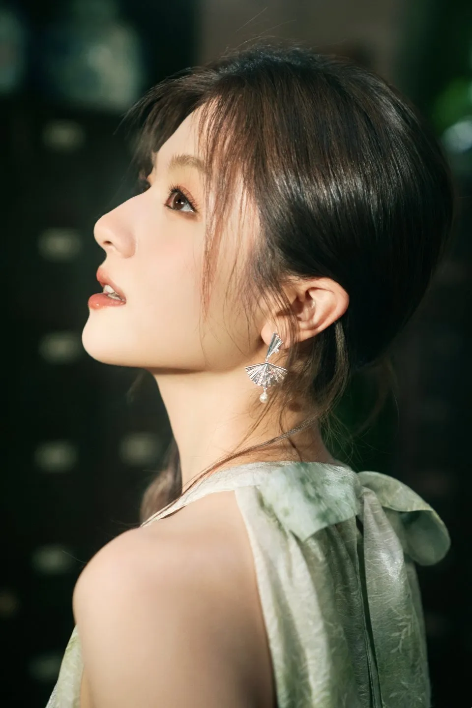 李兰迪浅绿印花无袖裙上线：温婉夏意，笑容明媚 | 360onetravel.com | 旅游和娱乐出版品