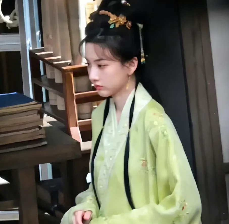 ắ | 光影旅途 宋祖儿《表妹万福》男装造型意外出圈,英气与灵动兼具! | 光影旅途