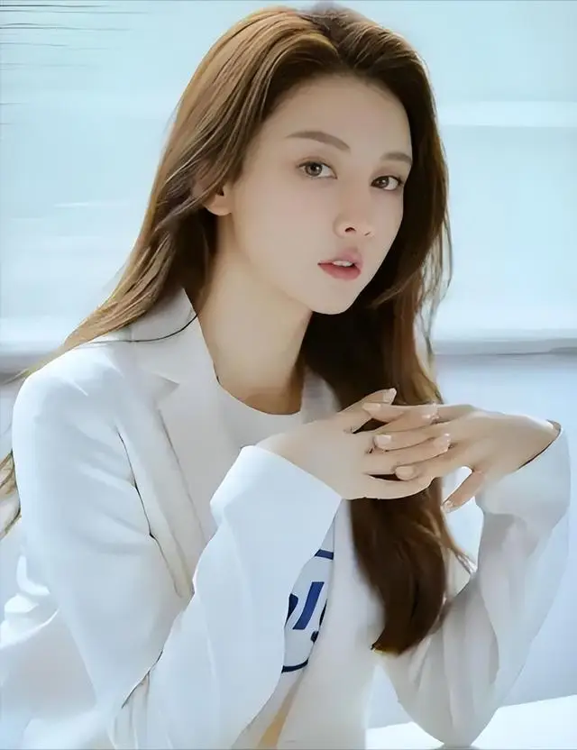 a1 | 光影旅途 冯绍峰新恋情疑云:神似前妻的中戏才女,是巧合还是“替代”? | 光影旅途