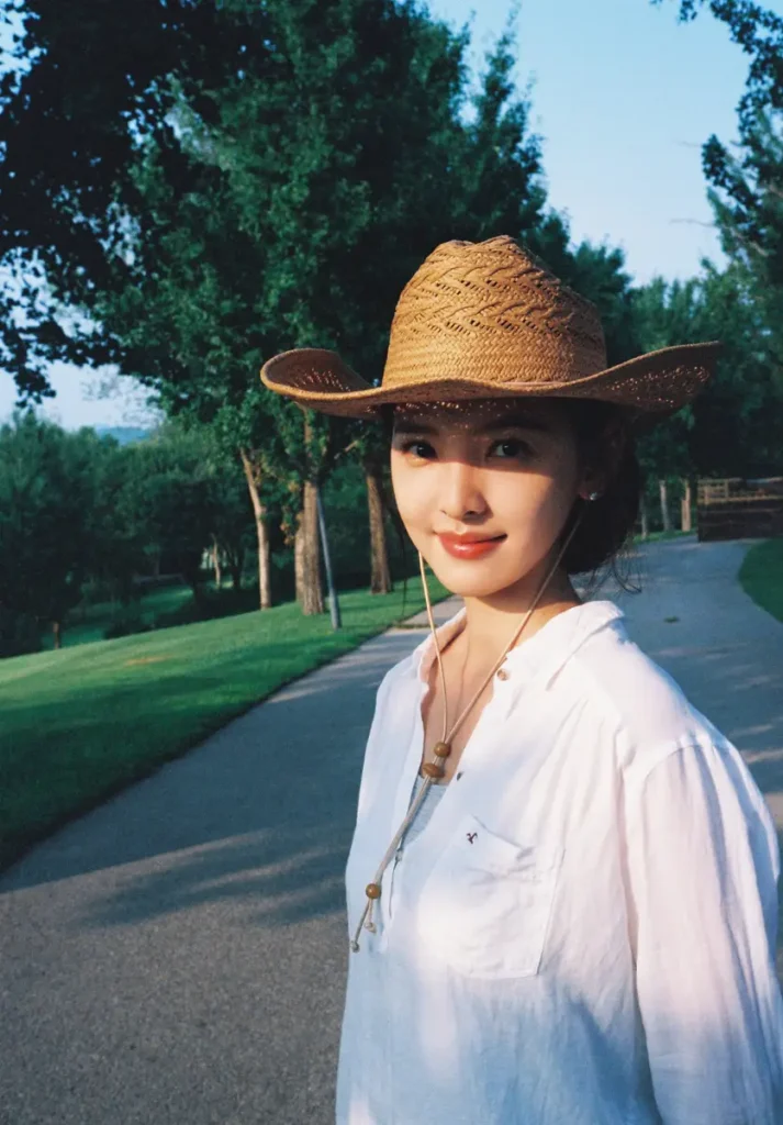 章若楠草帽写真释出，白衬衫造型文艺清新，笑容如阳光般灿烂 | 光影旅途