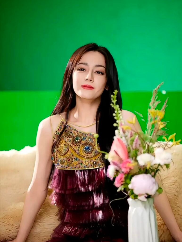 迪丽热巴被曝节目间隙偷偷练瑜伽，随身携带迷你瑜伽垫成亮点 | 光影旅途