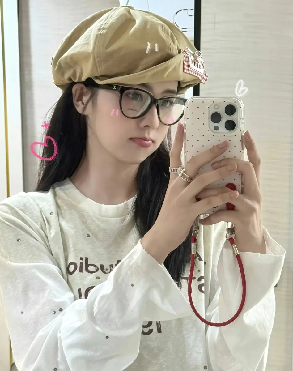 白鹿青衣古装造型仙气满满，对镜嘟嘴自拍萌态十足 | 360onetravel.com | 旅游和娱乐出版品