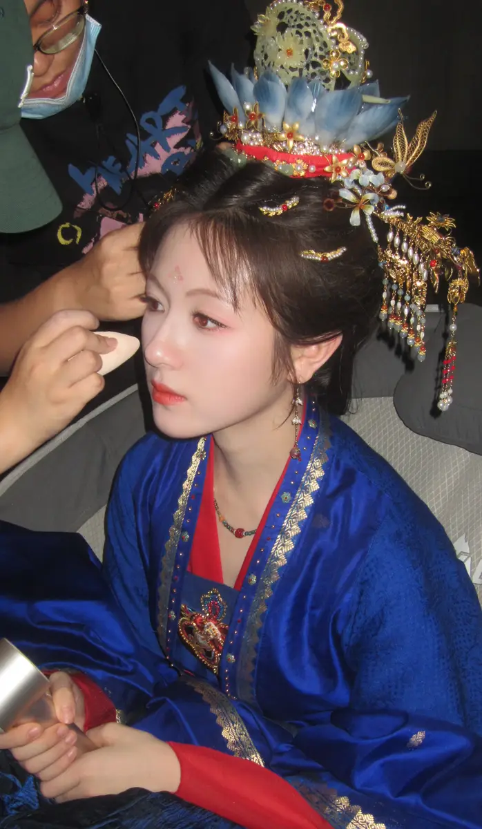 李兰迪晒与沈羽洁敖瑞鹏合照，笑容明媚剧组氛围惹人羡 | 光影旅途