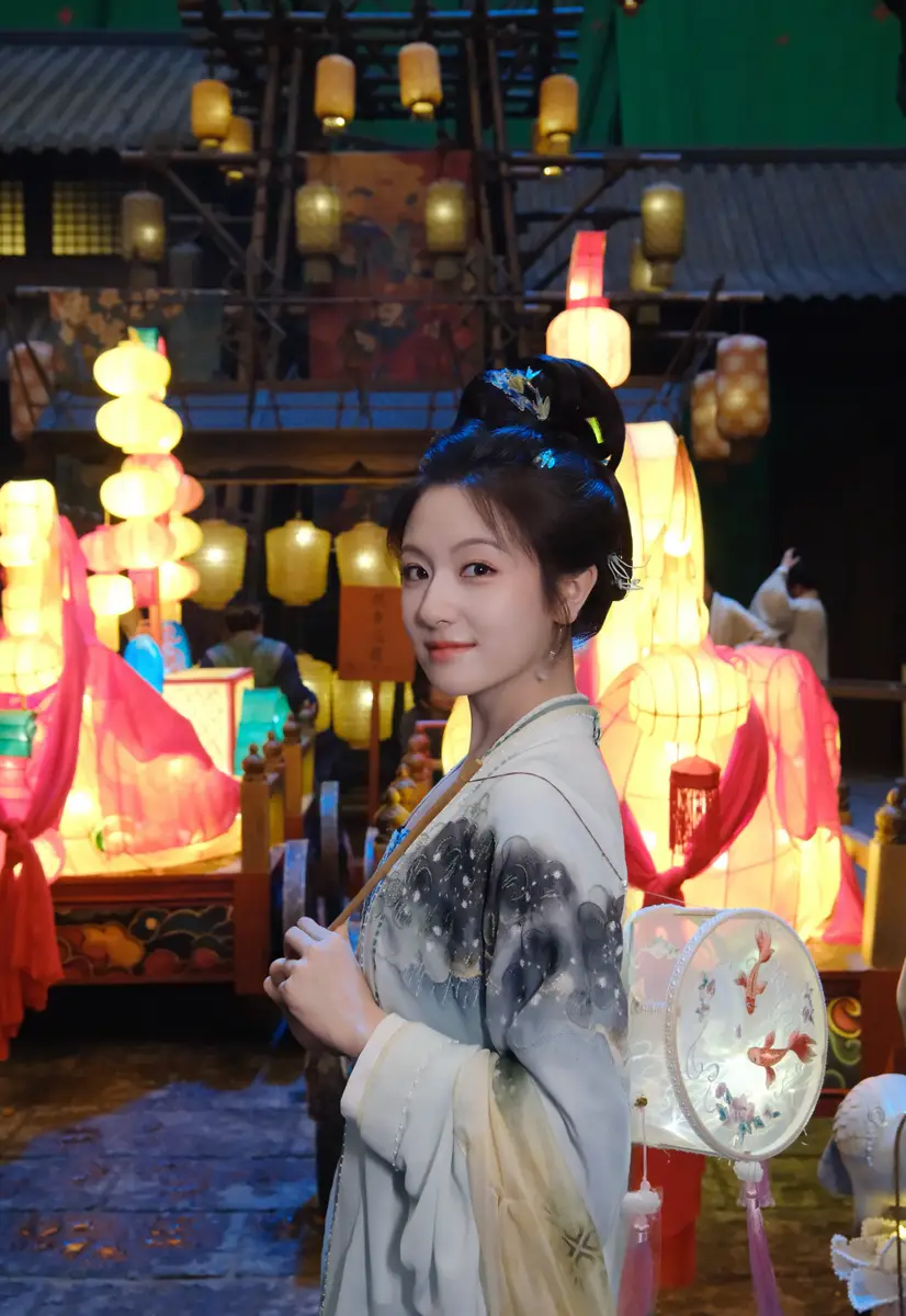 李兰迪晒与沈羽洁敖瑞鹏合照，笑容明媚剧组氛围惹人羡 | 光影旅途