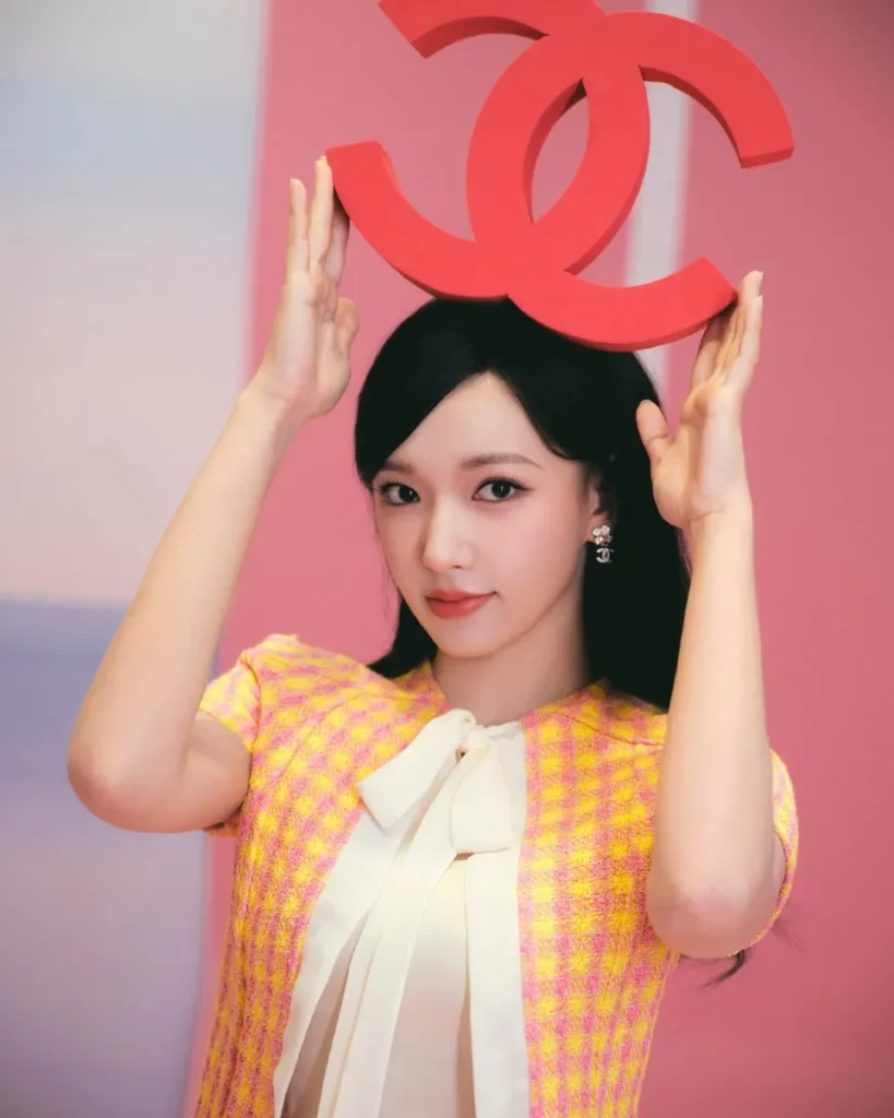 灯光璀璨背后的真实：程潇与“完美偶像”的代价 | 光影旅途