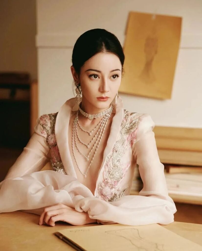 迪丽热巴被曝节目间隙偷偷练瑜伽，随身携带迷你瑜伽垫成亮点 | 光影旅途