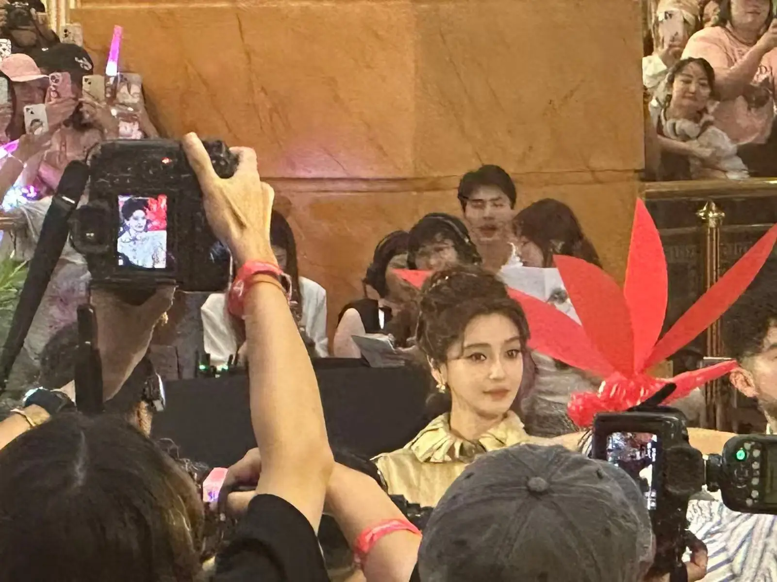 sc | 光影旅途 杨颖的甜美风格:长款棕色风衣的魅力 | 光影旅途