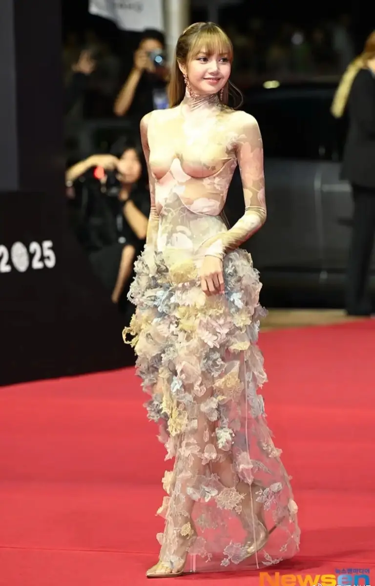 a1 | 光影旅途 Lisa在釜山电影节的红毯魅力展现 | 光影旅途