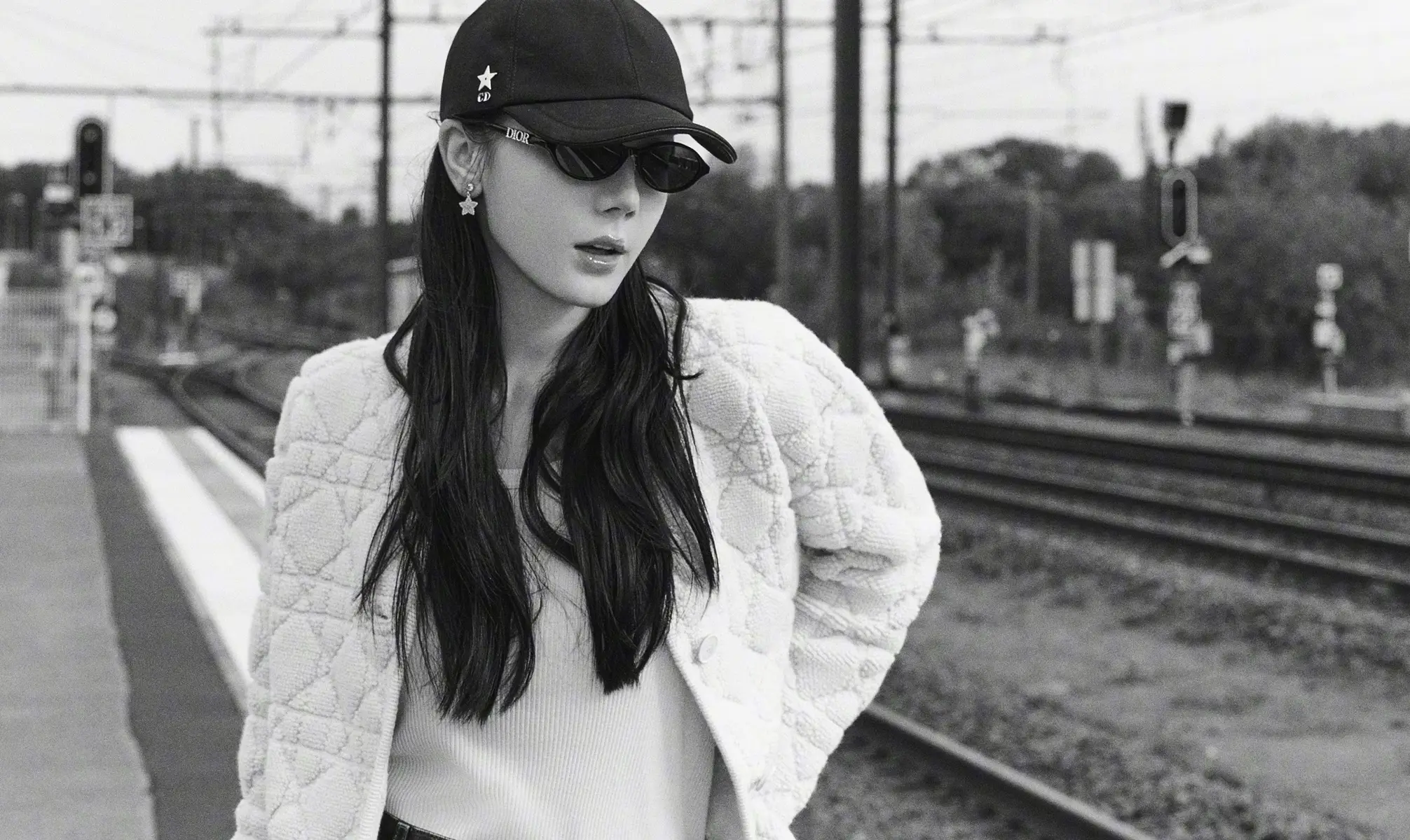 a1 | 光影旅途 迪丽热巴的简约风穿搭:时尚与休闲的完美结合 | 光影旅途