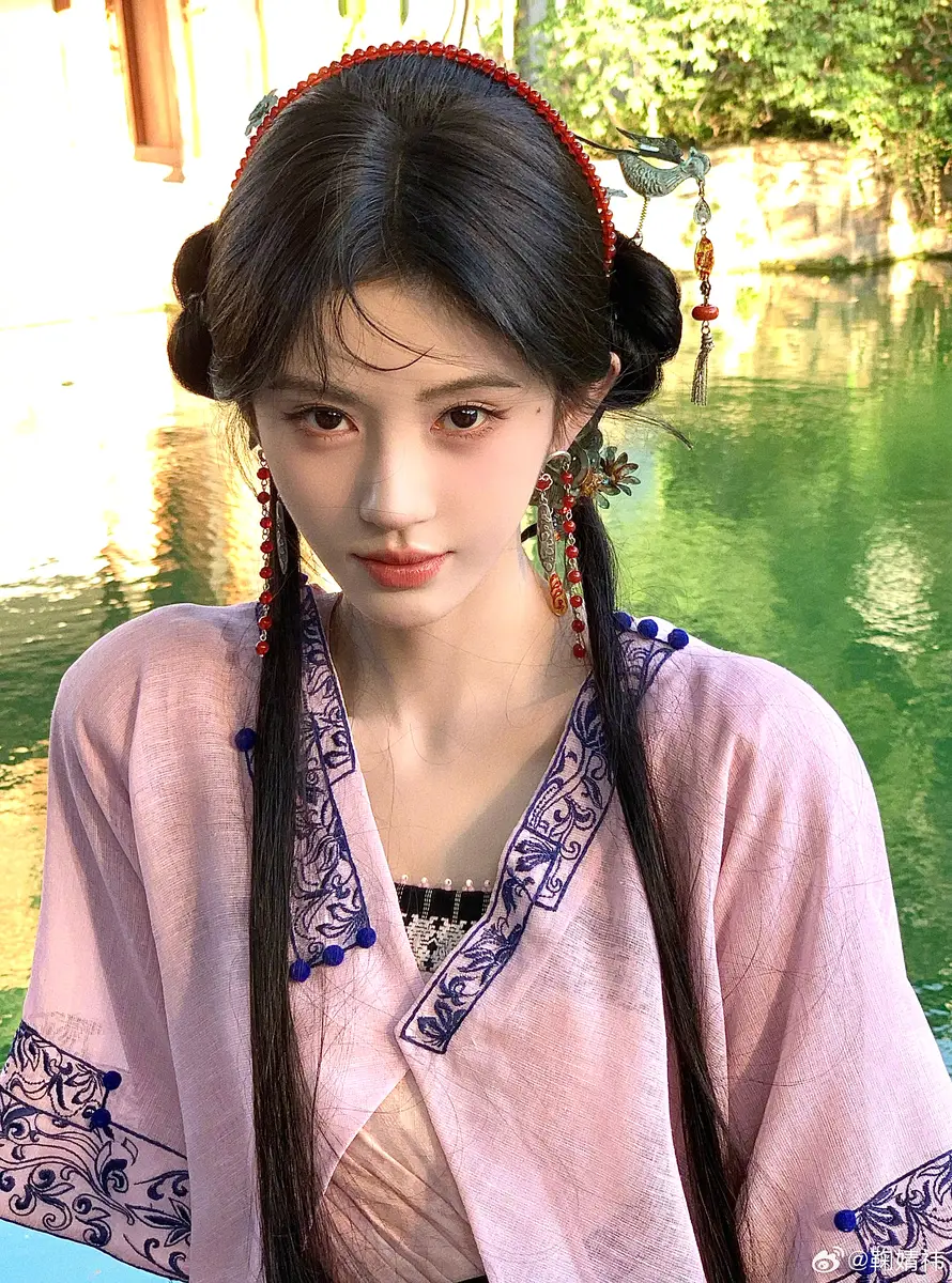 a1 | 光影旅途 鞠婧祎在粉色古装中的俏皮魅力 | 光影旅途