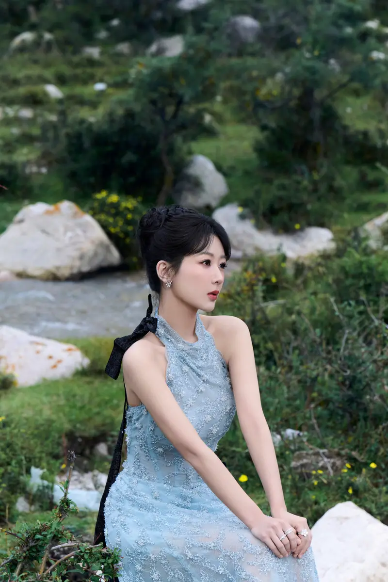 a2 | 光影旅途 杨紫浅蓝色长裙写真:优雅与灵动的完美结合 | 光影旅途