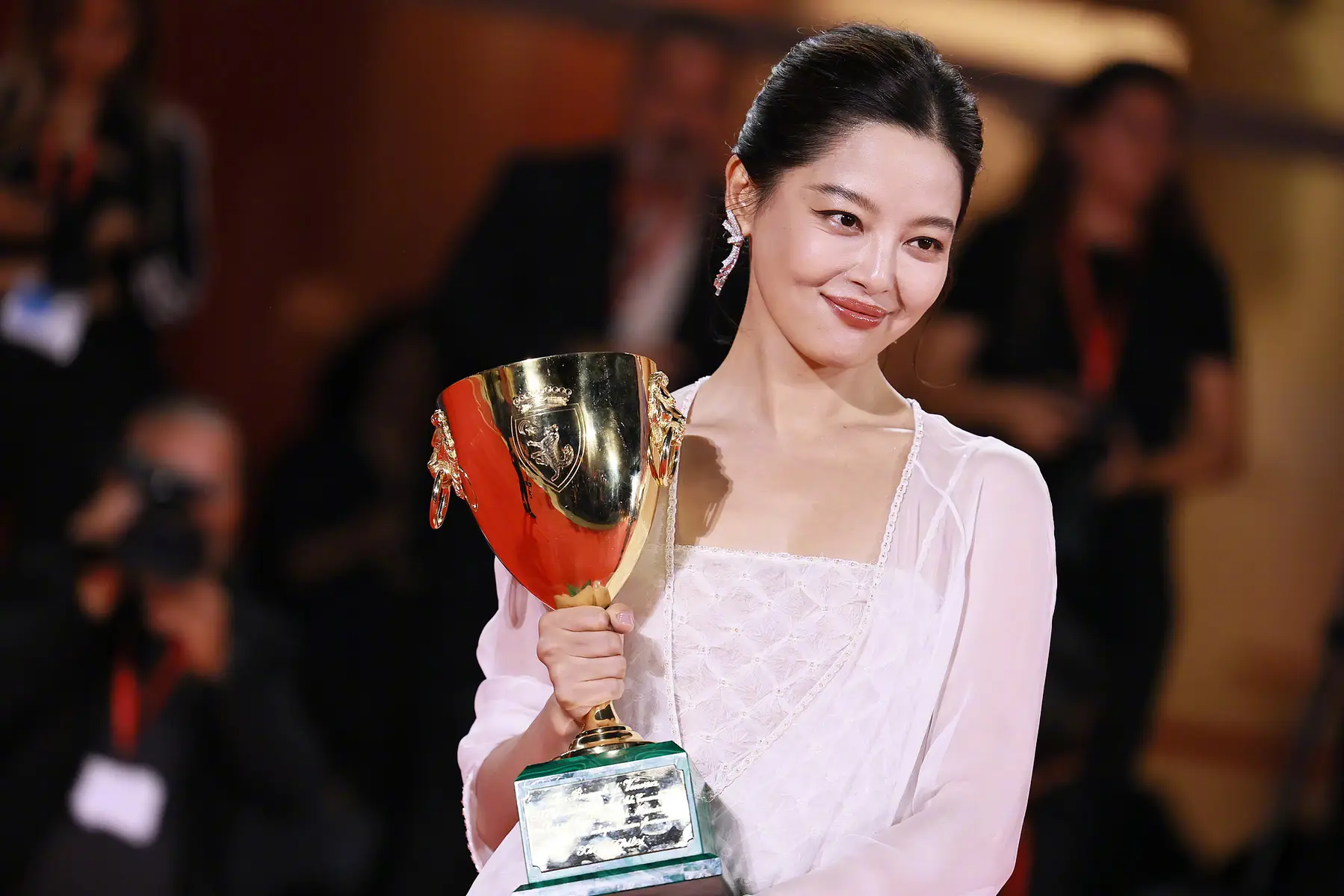 a2 | 光影旅途 辛芷蕾荣获82届威尼斯电影节影后 | 光影旅途