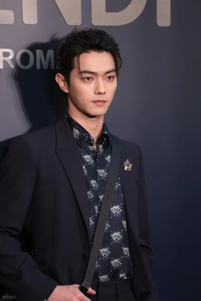 a2 | 光影旅途 许荔莎凌晨现身派出所,“协助调查”引热议,许凯或面临舆论硬仗 | 光影旅途