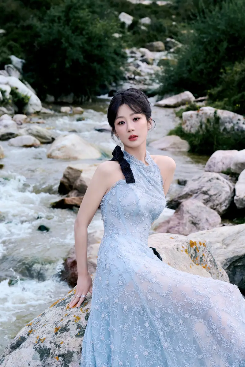 a3 | 光影旅途 杨紫浅蓝色长裙写真:优雅与灵动的完美结合 | 光影旅途